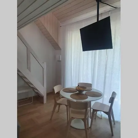 Daire 2.5 Kambariu Butas Per Du Aukstus Su Baseinu *