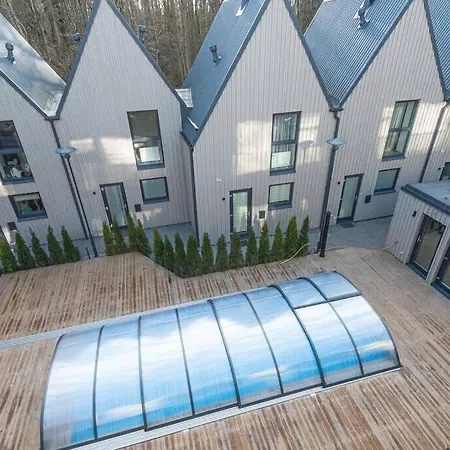 2.5 Kambariu Butas Per Du Aukstus Su Baseinu Daire